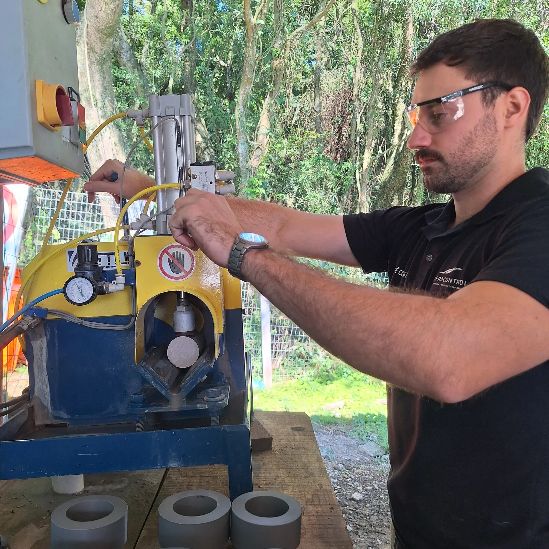 Engenheiro da Infracontrol operando prensa em campo