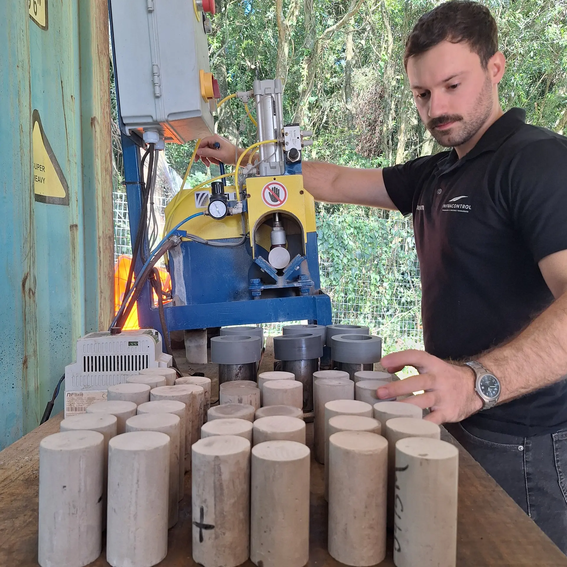 Engenheiro da Infracontrol na retífica de corpos de prova de concreto
