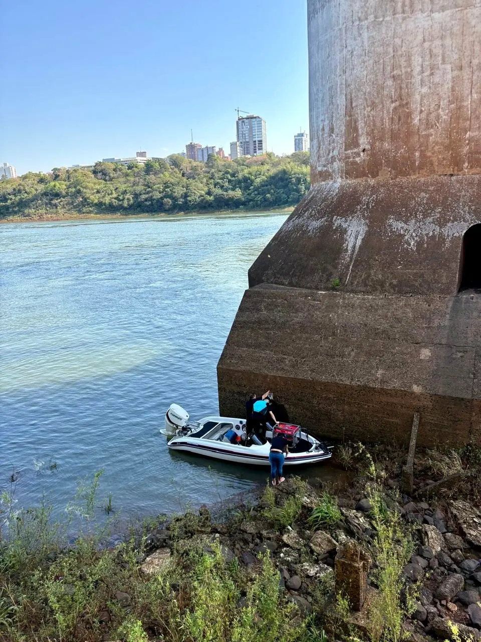 Equipe da Infracontrol de barco junto ao bloco de uma ponte