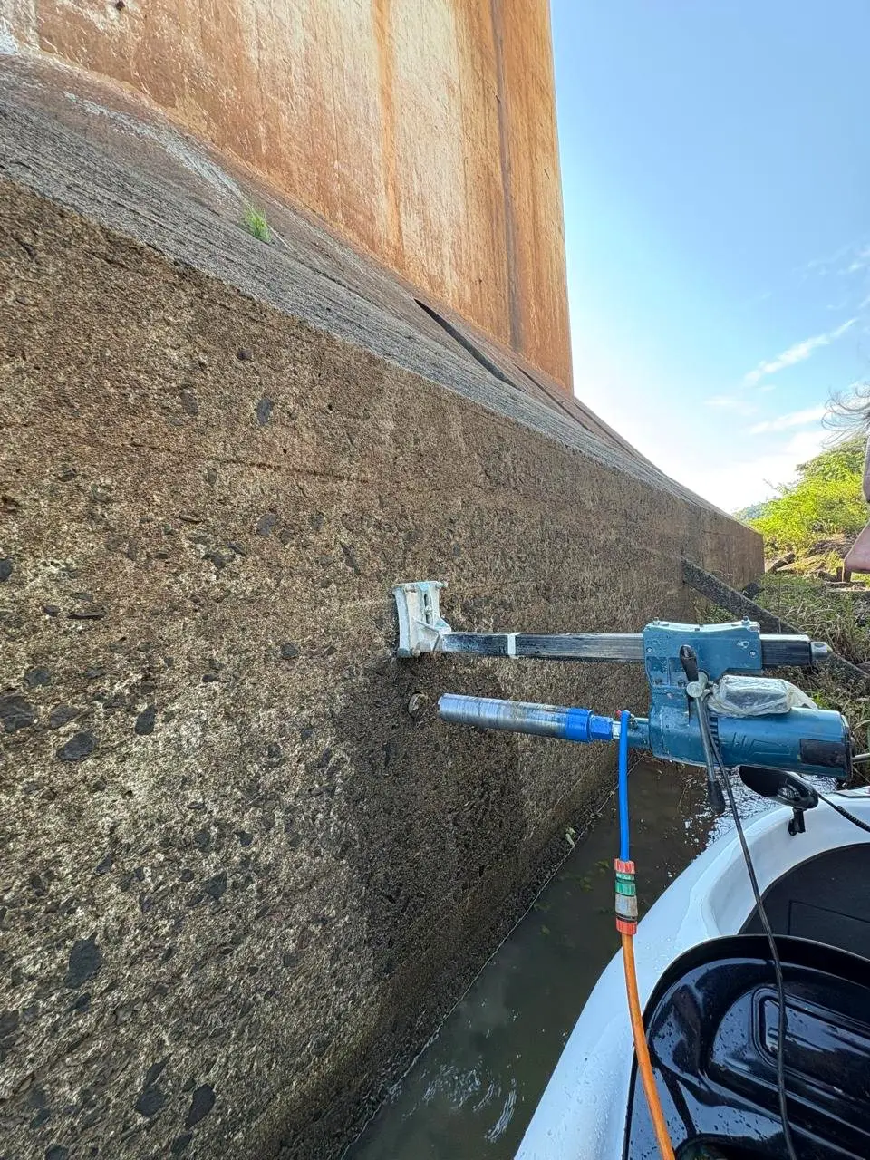 Equipamento da Infracontrol fixado em estrutura de concreto