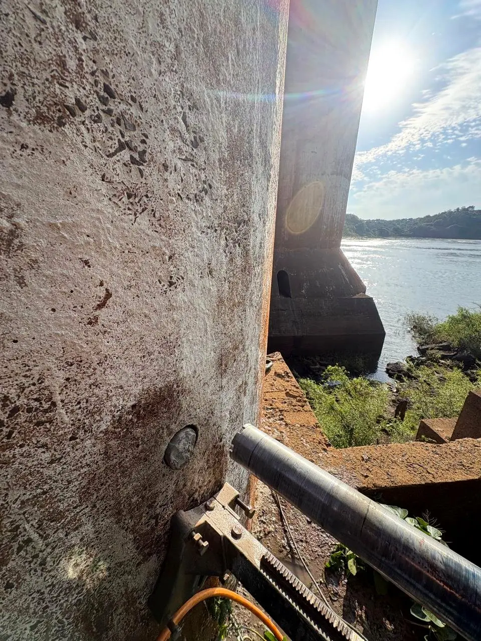 Equipamento da Infracontrol junto ao pilar de uma ponte