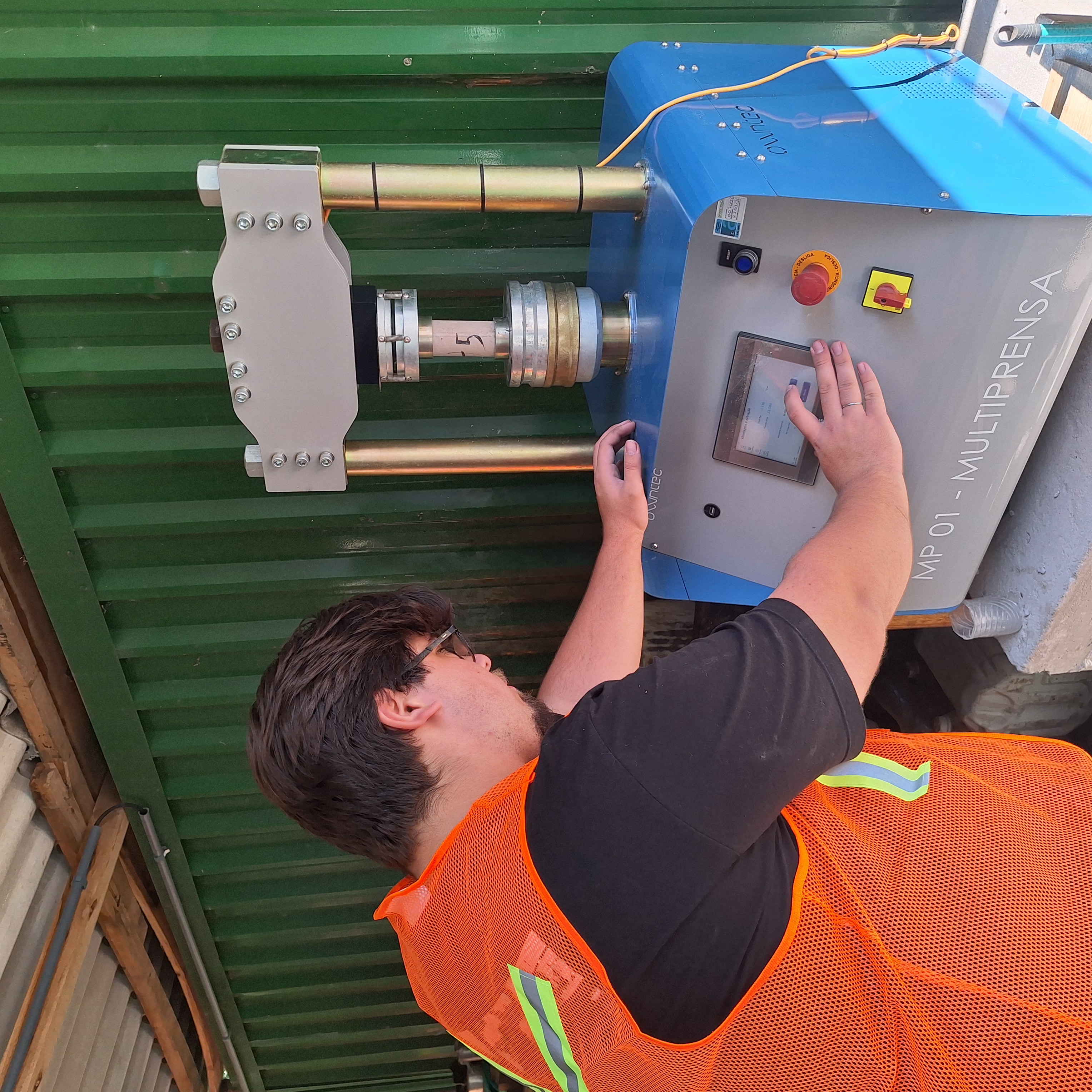 Engenheiro operando a multiprensa MP-01 em ensaio de resistência